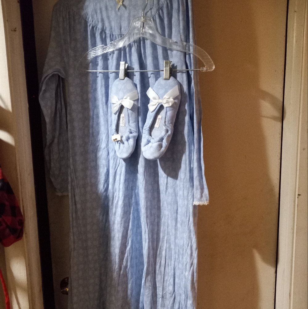 Not new, never worn 2pc  blue&white print long nightgown size medium&slippers s6 - Picture 2 of 3
